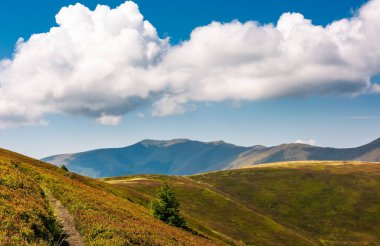 dağ sırtı arkasındaki tepeler
