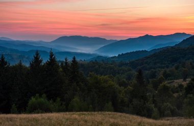 muhteşem kırmızı dusk içinde ormanlık dağ manzarası