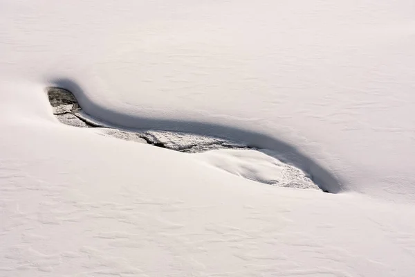 Layout de neve fantasia na costa do riacho — Fotografia de Stock