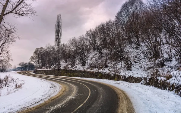 Křivky silnice na hadí v zimě — Stock fotografie