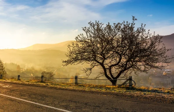 Road through mountainous countryside at sunrise — Stock Photo, Image