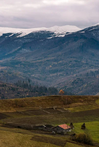 Obszar wiejski w zaśnieżonych górach alpejskich — Zdjęcie stockowe