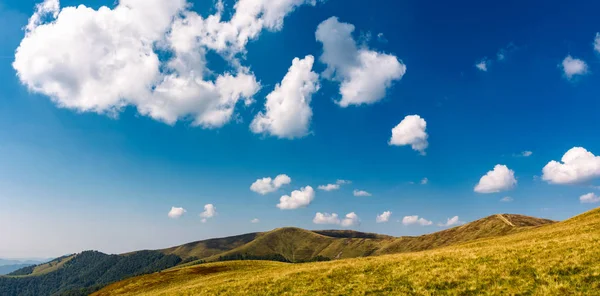 Vackra moln formationer på en djupblå himmel — Stockfoto