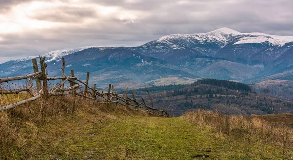 Fából készült kerítés hegyvidéki tájon a hegyek — Stock Fotó
