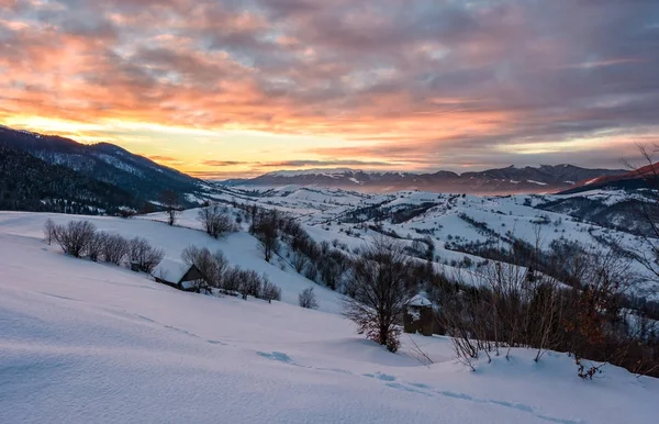 山地乡村的冬黎明 — 图库照片