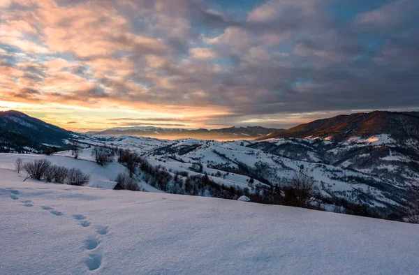 Schneehänge in den Bergen bei Sonnenaufgang — Stockfoto