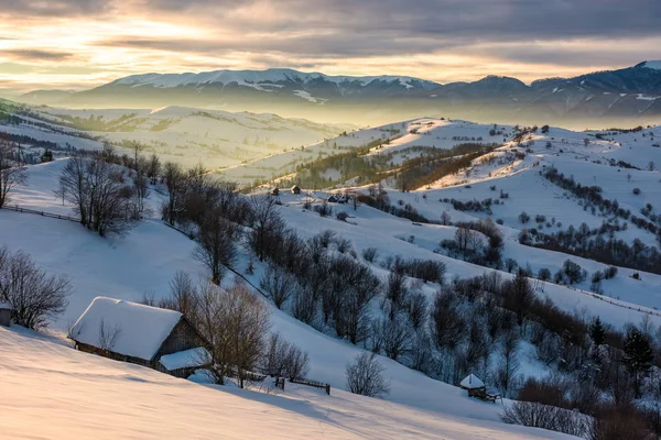 Dorf in den Bergen am Wintersonnenaufgang — Stockfoto