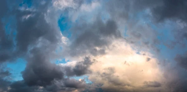 Panorama of gorgeous cloudscape at dusk — Stock Photo, Image