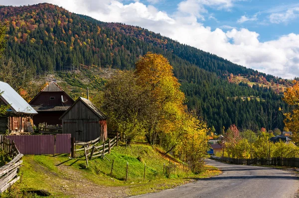 Karpaten bergdorp in de herfst — Stockfoto