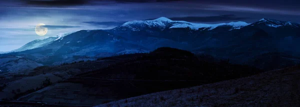 Bra bergsrygg Borzhava på natten — Stockfoto