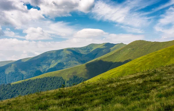 Трав'янисті схили під хмарним небом — стокове фото