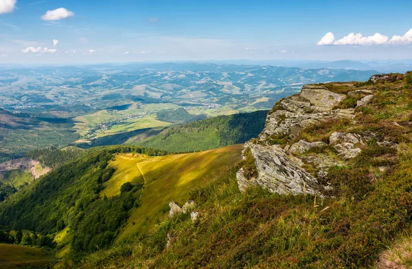 Rocky cliff on the edge of mountain hill — Stock Photo, Image