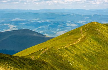 patika çimenli yamaçları ile dağ sırtı ile