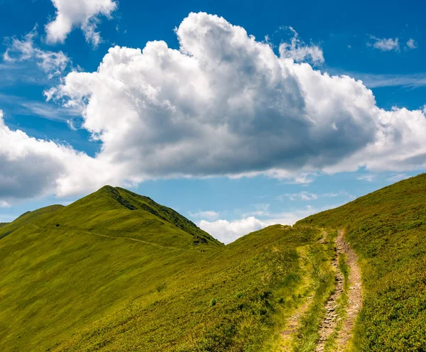 Turist gångstig genom bergsryggen — Stockfoto