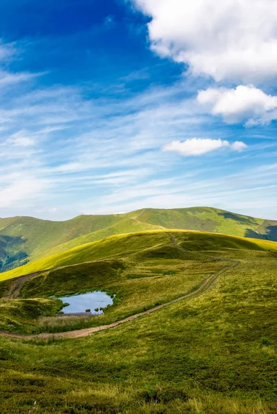 Piccolo stagno in cima al crinale di montagna — Foto Stock