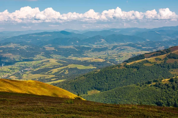 Vackra lantliga dalen fina sommardag — Stockfoto