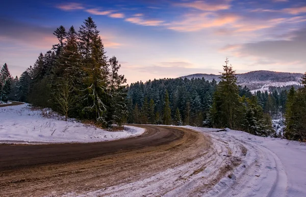 Prachtige zonsondergang over serpentine in winter bergen — Stockfoto