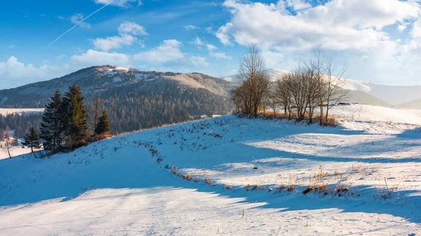 Inverno hora em zona rural montanhosa — Fotografia de Stock