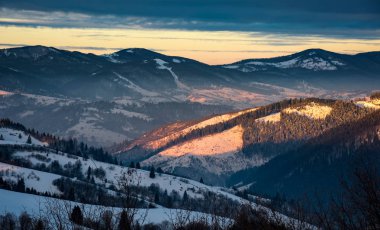 Karpat dağlarında kış gündoğumu