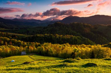 Dağlık kırsal alanda muhteşem günbatımı