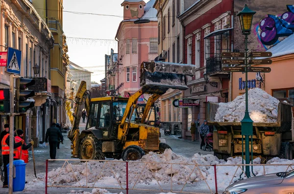 Remoción de nieve en las calles del casco antiguo —  Fotos de Stock