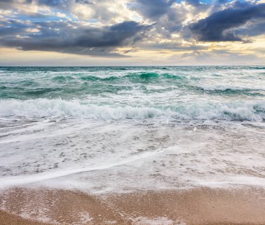Bulutlu gündoğumu, fırtınalı havalarda deniz manzarası