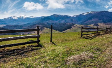 Bahar kırsal tepe üzerinde ahşap çit