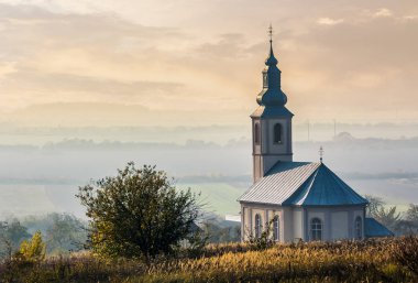 Günbatımında bir tepe üzerinde Kilise