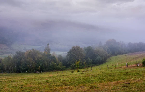 山上的乡村地区在多云的大雾中清晨 — 图库照片