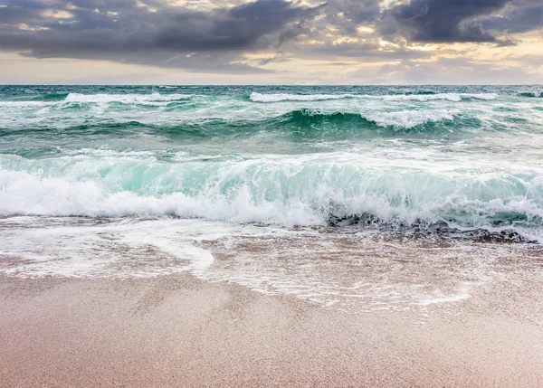 Paisagem marinha em tempo tempestuoso ao nascer do sol nublado — Fotografia de Stock