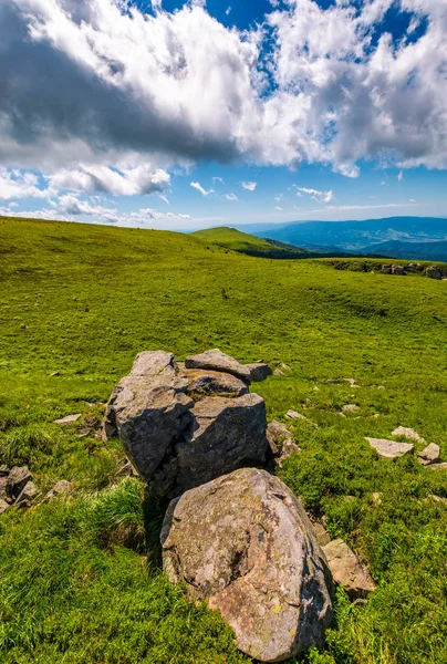 Gigantiska stenblock på gräsklädda sluttningar Polonina Runa — Stockfoto