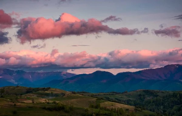 Хребет под розовым небом на рассвете — стоковое фото