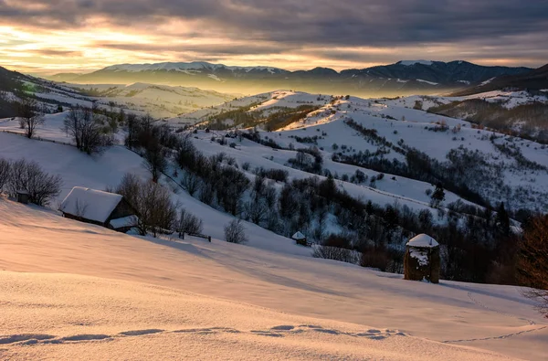 日出时美丽的山地乡村 — 图库照片