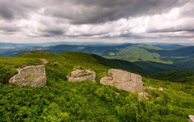 yamaca beyaz kayalar