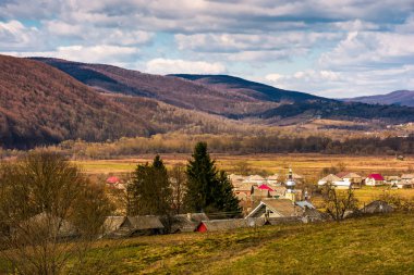 Köy içinde Vadisi Karpat Dağları'nın