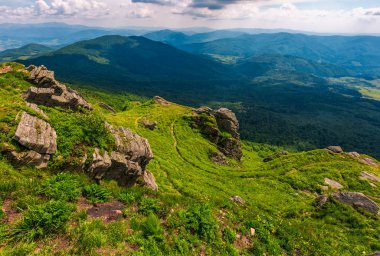 patika amoung büyük kayalar bir tepenin kenarında