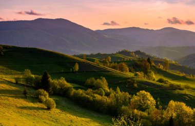 gün batımında dağlarda kırsal manzara