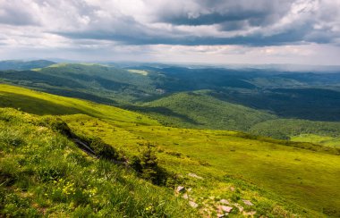 Karpatlar çimenli yamaçları fırtına öncesi sessizlik