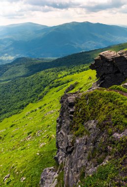 çimenli Vadisi kayalık tepeden
