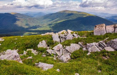 kayalar Runa dağ çimenli yamaçları üzerinde