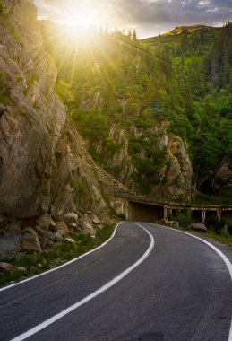 Tünel Romanya'nın Transfagarasan yolda