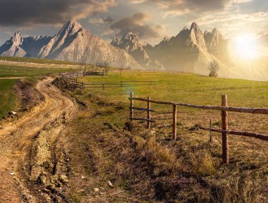 yol ile gün batımında dağlarda kırsal alanlar