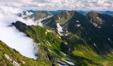 Fagaras Dağların üzerinden yükselen bulutlar