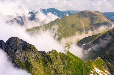Fagaras Dağların üzerinden yükselen bulutlar