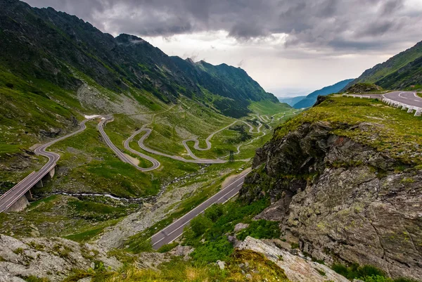 Gran derrota de Transfagarasan en el clima tormentoso de verano — Foto de Stock