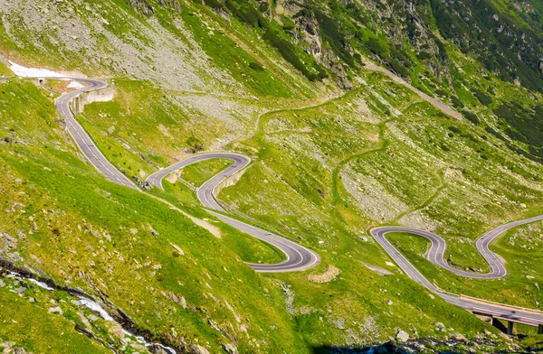Tranfagarasan carretera en las montañas rumanas — Foto de Stock