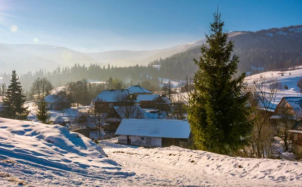 Dağlık kırsal bölgede kış manzarası — Stok fotoğraf