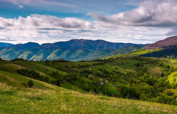 Pięknych górskich krajobrazów w wiosenny — Zdjęcie stockowe