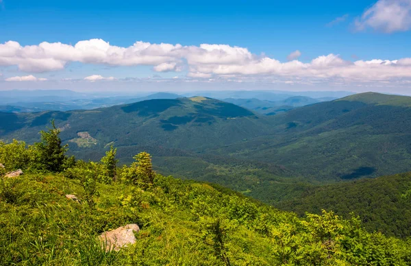 Paisaje montañoso en el hermoso día de verano — Foto de Stock