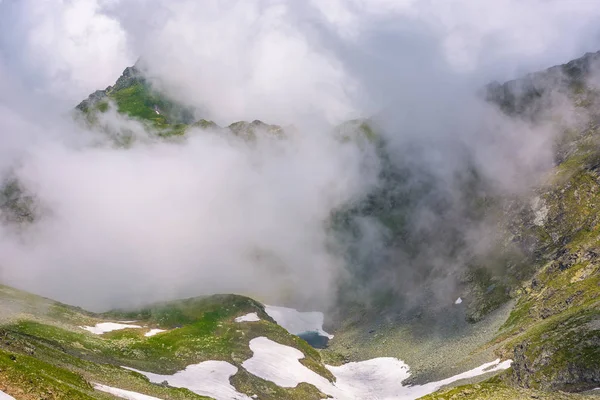 Formación de nubes en montañas a gran altitud —  Fotos de Stock